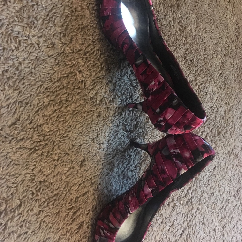 White House Black Market Satin Peep toe pump Final price - Picture 3 of 6